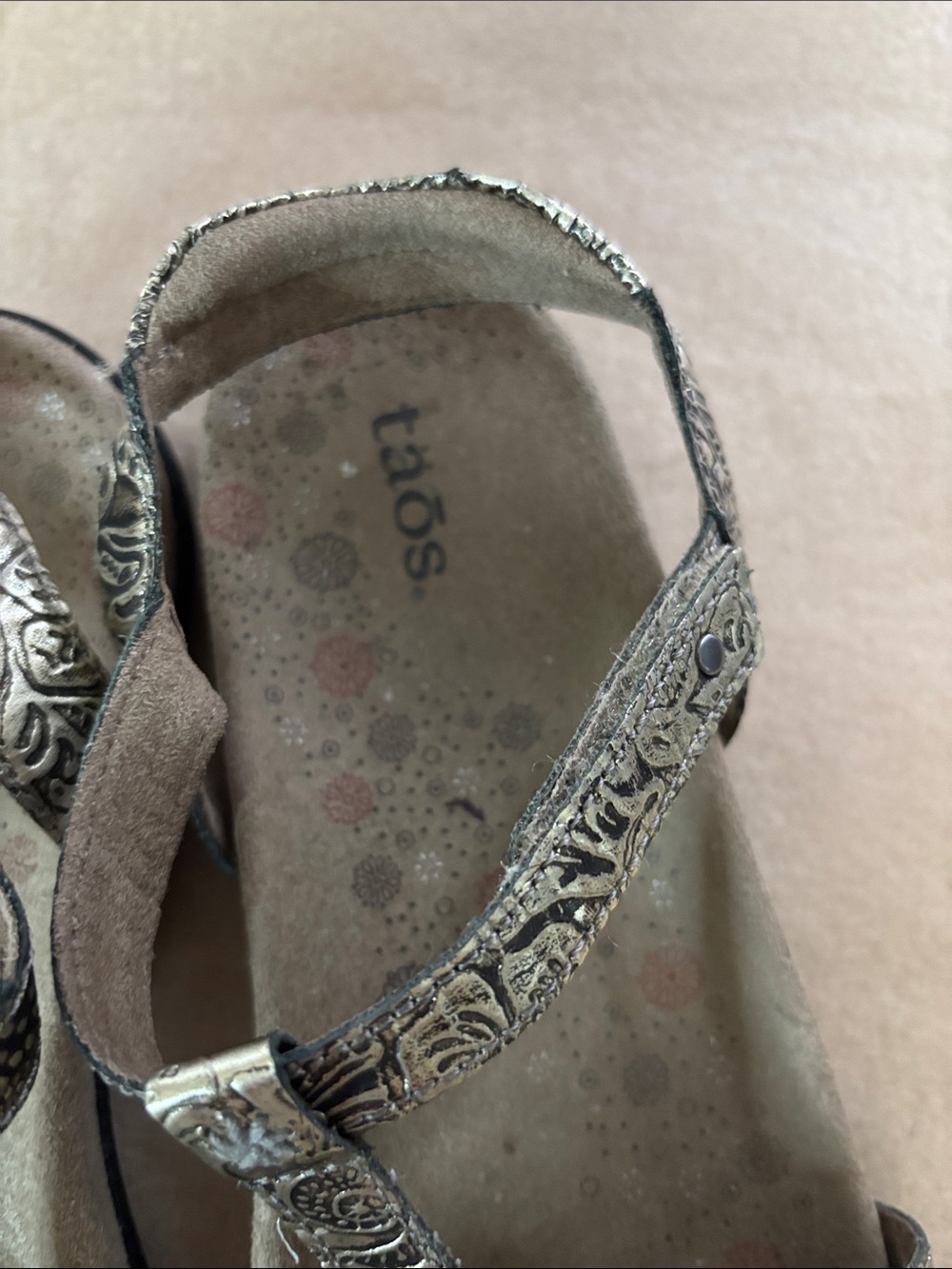 Taos Embossed Strappy Sandals in Metallic Silver Sz 8 VGUC - Picture 2 of 7